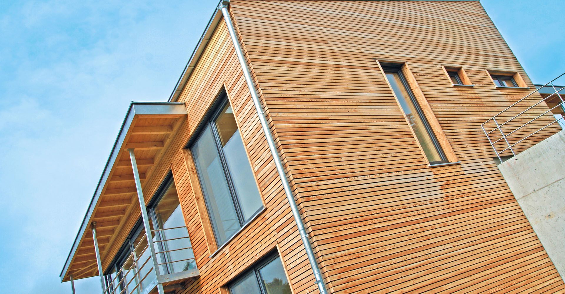 Modernes Holzhaus mit bodentiefen Fenstern und Holzfassade